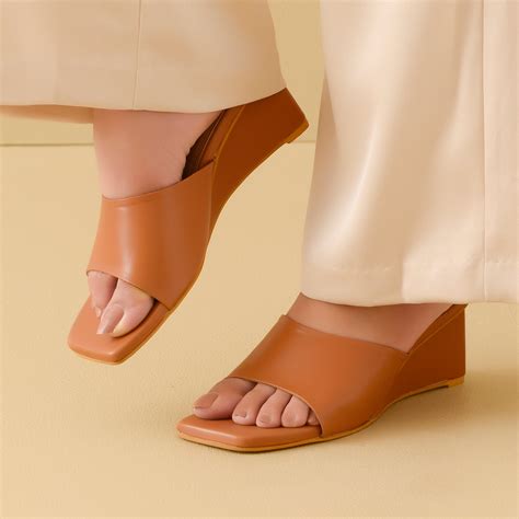Tan Broad Strap Wedges – Dip Your Toes