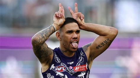 Michael Walters to stay with Fremantle Dockers until end of 2025 on new ...