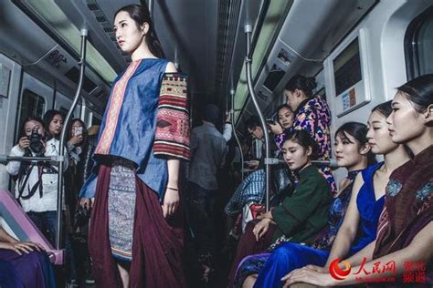 女子穿汉服坐地铁飘逸的，像个仙女一样 "简单的幸福 - YouTube