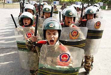 Chinese army crosses border, threatens Indian workers - Rediff.com News