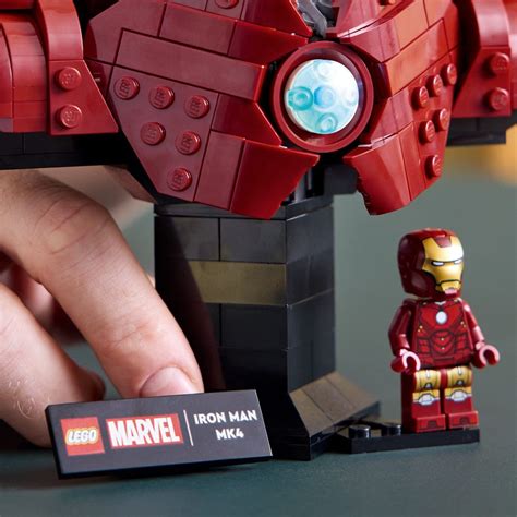 LEGO Marvel bust's minifigures prove frustrating for fans
