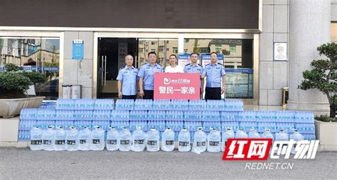 怀化订水网向怀化交警、怀化民警捐赠240件矿泉水_腾讯新闻