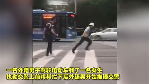 外国留学生在福州街头5次推搡交警，网友质疑仅批评教育处罚太轻，警方回应了_中国