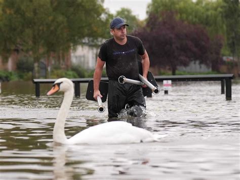Amber rain warning issued for parts of Midlands and southern England ...