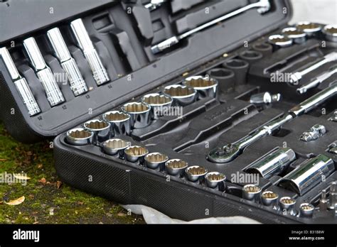 Using a Socket Set 的图像结果