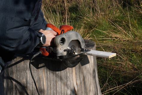 Rezultat imagine pentru Using Hand Saws