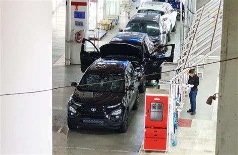 Women take charge of Tata Motors flagship SUV assembly line | Autocar ...