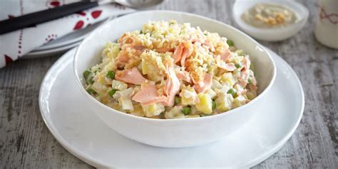 Оливье с красной рыбой и сыром - Лайфхакер
