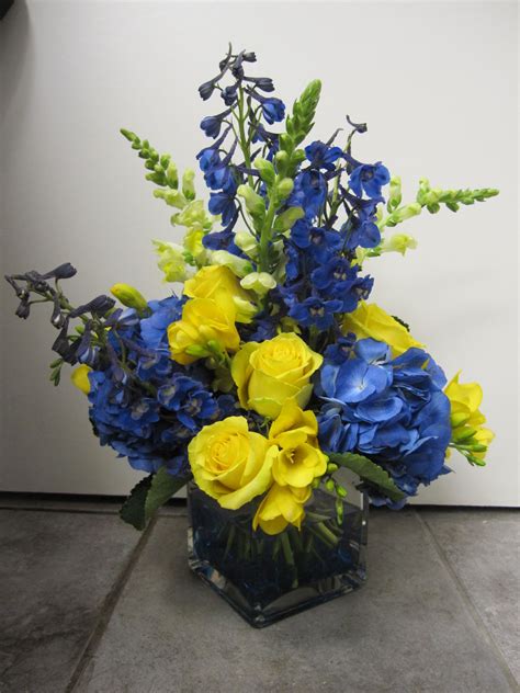 Pin by Nurit Herman on center peace | Yellow flower arrangements, Blue ...