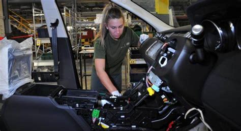 A night in the Jaguar Land Rover plant at Halewood | Autocar Professional