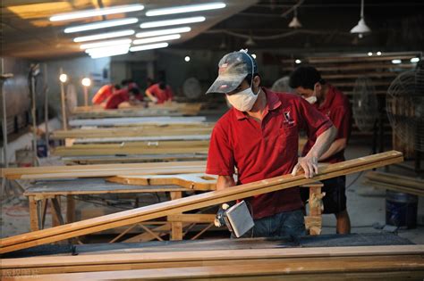 青岛劳务市场 月薪6000 年轻人是“香饽饽” 父辈人偏爱工资日结