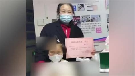 5岁双胞胎蓄1年长发捐给乳癌患者_凤凰网视频_凤凰网