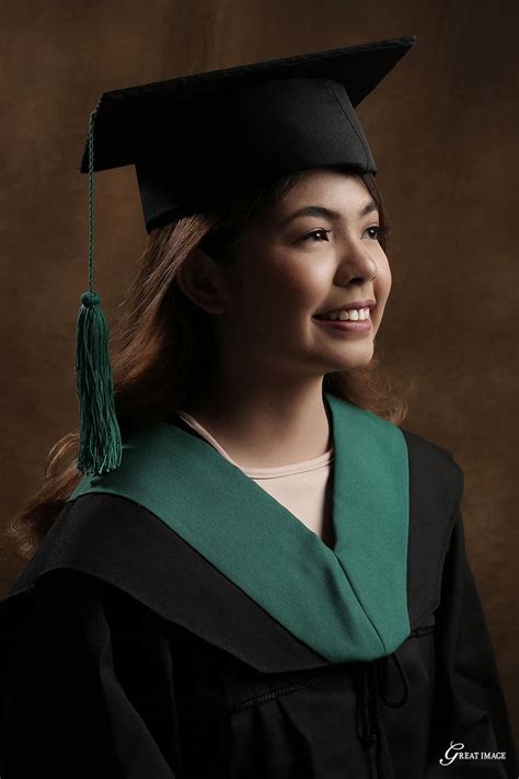 Graduation Portrait 的图像结果