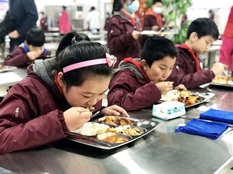 此外，学校每周公布学生用餐菜谱，确保学生吃得开心，更吃得放心。