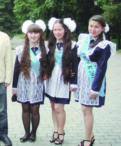 哈萨克斯坦毕业季 看苏联时期女生校服_旅游_环球网