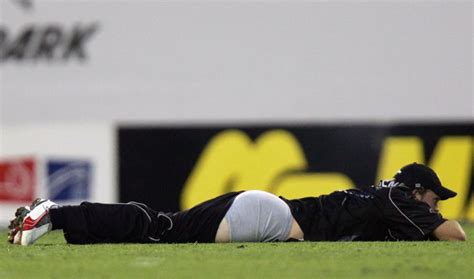 Lou Vincent loses his trousers in the field | ESPNcricinfo.com