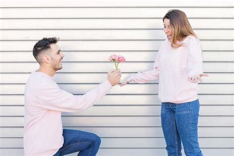 जानें Rose Day पर क्यों दिया जाता है गुलाब | why we give rose to our ...