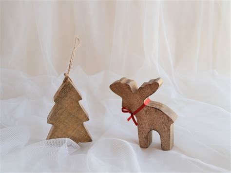 Elch aus Holz mit roter Schleife, Höhe 10 cm