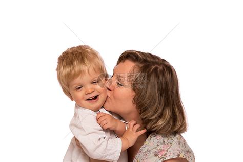 快乐的母亲拥抱她的小儿子高清图片下载-正版图片321596542-摄图网