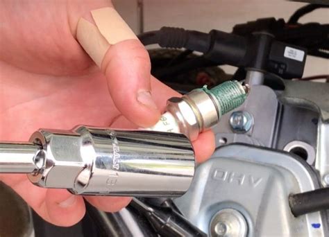 Using a Spark Plug Thread Chaser 的图像结果