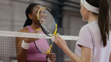 People Playing Badminton 的图像结果