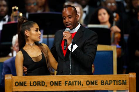 Aretha Franklin Funeral Bishop Apologizes to Ariana Grande for Groping ...