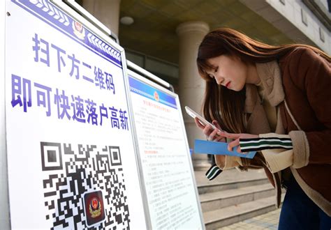 陕西西安：民警进高校服务学生落户_图片新闻_中国政府网