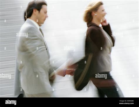 Business People Walking From Side View 的图像结果