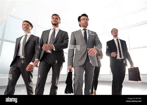 Business Team Walking 的图像结果