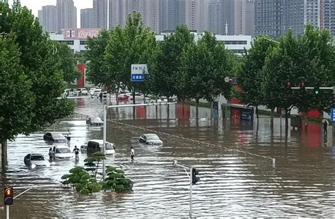 郑州暴雨致路面积水严重 行人如过河[组图]_图片中国_中国网