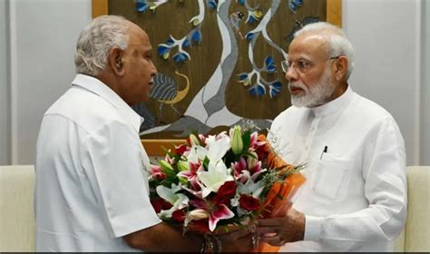 Modi ने येदियुरप्पा का पकड़ा हाथ, 80 साल के येदियुरप्पा