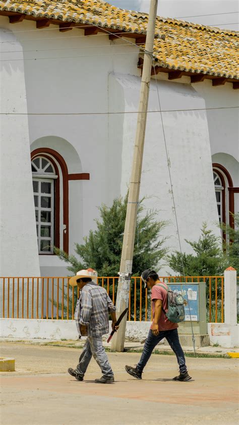 Par of People Walking 的图像结果