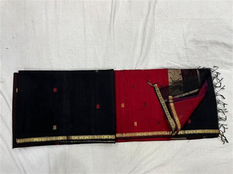 Black and red Maheshwari silk cotton Saree with thin zari border ...