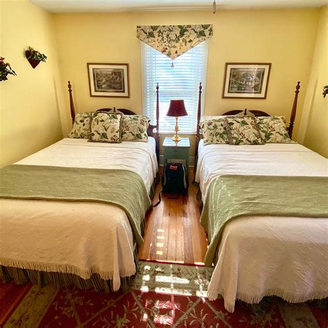 RED ROCKER INN (Black Mountain) - B&B Reviews, Photos, Rate Comparison ...