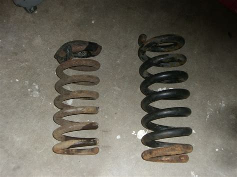 Chevy Coil Spring Install 的图像结果