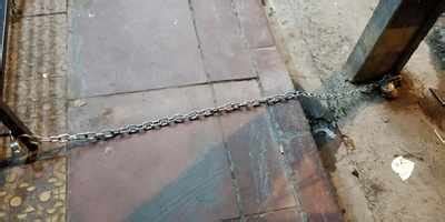 Chain across pavement - Times of India