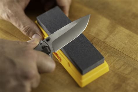 KNIFE SHARPENING ANGLE GUIDE - Smith's Consumer Products