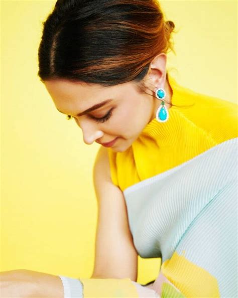 Deepika Padukone Knows How to Look Hot in Even The Most Subtle Saree ...