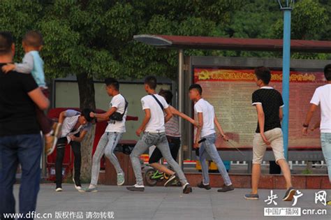 襄阳街头中学生持砍刀打群架 多人围打一人(图)_荆楚网