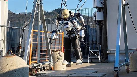 Italians teach robots to fly: humanoid robot takes off