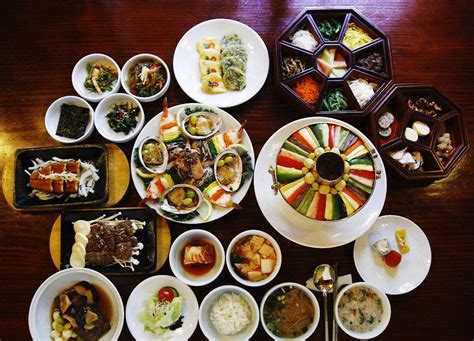 看似豪华的韩国料理，五颜六色的泡菜无处不在