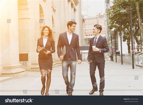 Business People Walking On Street 的图像结果