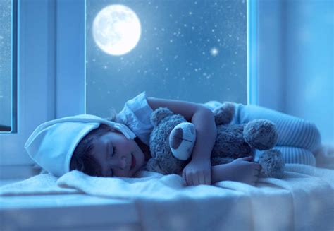 窗台上睡觉的小女孩图片-小女孩在做梦素材-高清图片-摄影照片-寻图免费打包下载