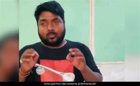 'मोह मोह के धागे' गाने को प्यारी आवाज़ में गाकर शख्स ने सबको चौंका दिया ...