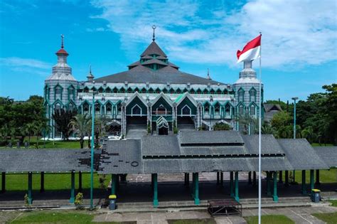 View of the al markaz mosque from the front on a sunny day | Premium Photo