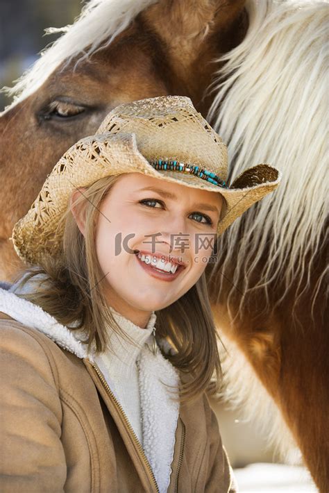 树林里漂亮的青年女人牵着马高清摄影大图-千库网