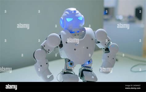 Dancing Robot Show 的图像结果