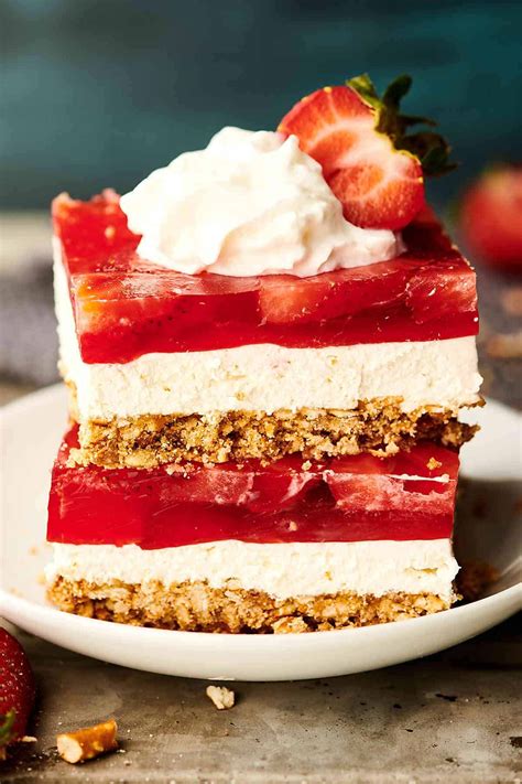 Easy Strawberry Pretzel Salad Recipe