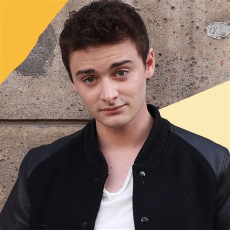 Noah Schnapp comes out to the public as gay - HollyWire