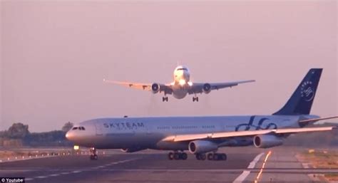 HollyNolly: Seconds away from disaster: Dramatic moment two planes ...